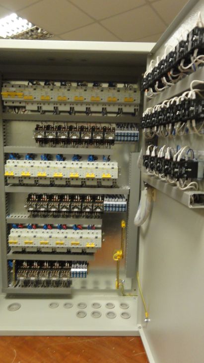 Шкаф управления освещением на 19 групп с ограничением пускового тока, монтажная панель