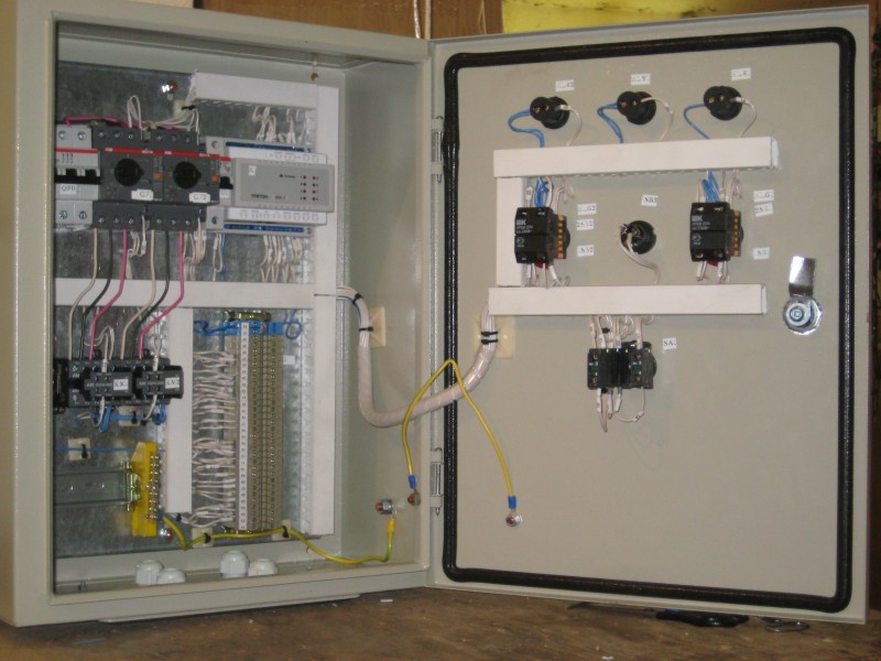 Щит управления двумя насосами подпитки для систем горячего водоснабжения с дискретными датчиками давления на комплектующих ABB с конфигурируемым контроллером управления насосами