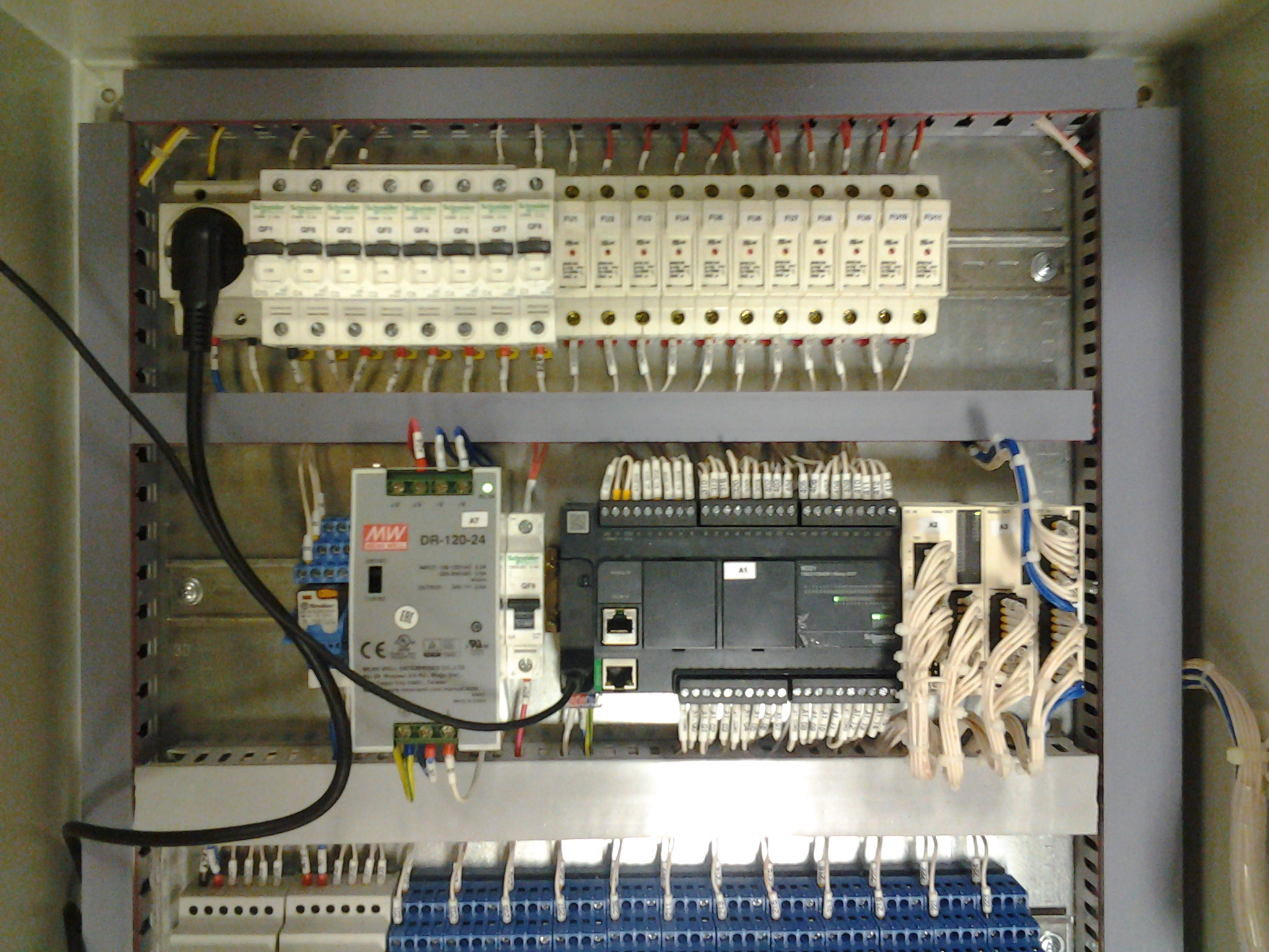 Блок автоматики шкафа управления бассейном с контроллером Modicon 221