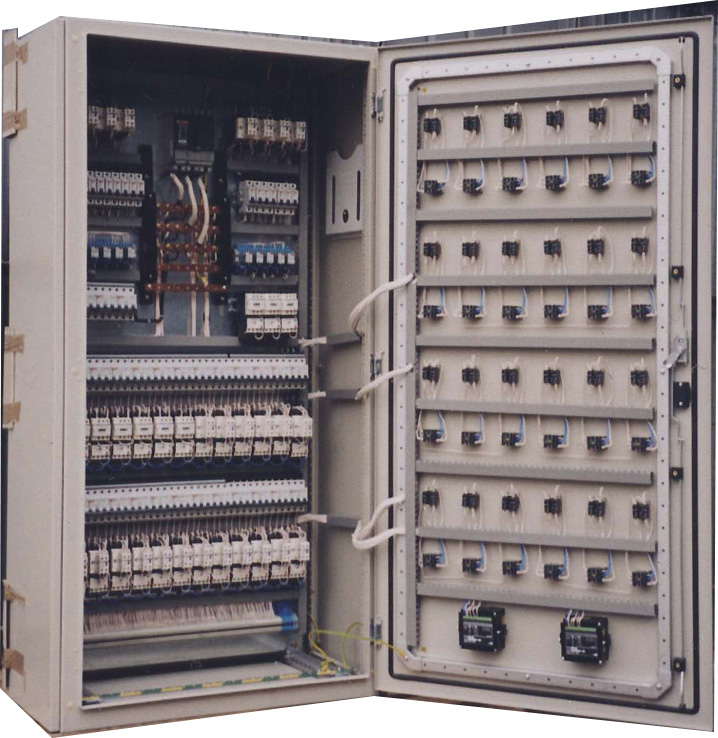 Шкаф управления гидросистемами, собран из комплектующих 'Schneider Electric'
