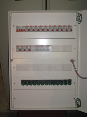 Ящик управления освещением<br> с включением и контролем работы<br> разных рабочих групп